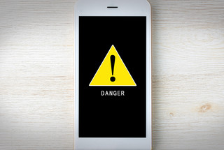 Désormais, le téléphone au volant peut vous coûter un retrait de permis.