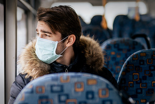 les recommandations de distanciation physique apparaissent difficiles dans les transports publics
